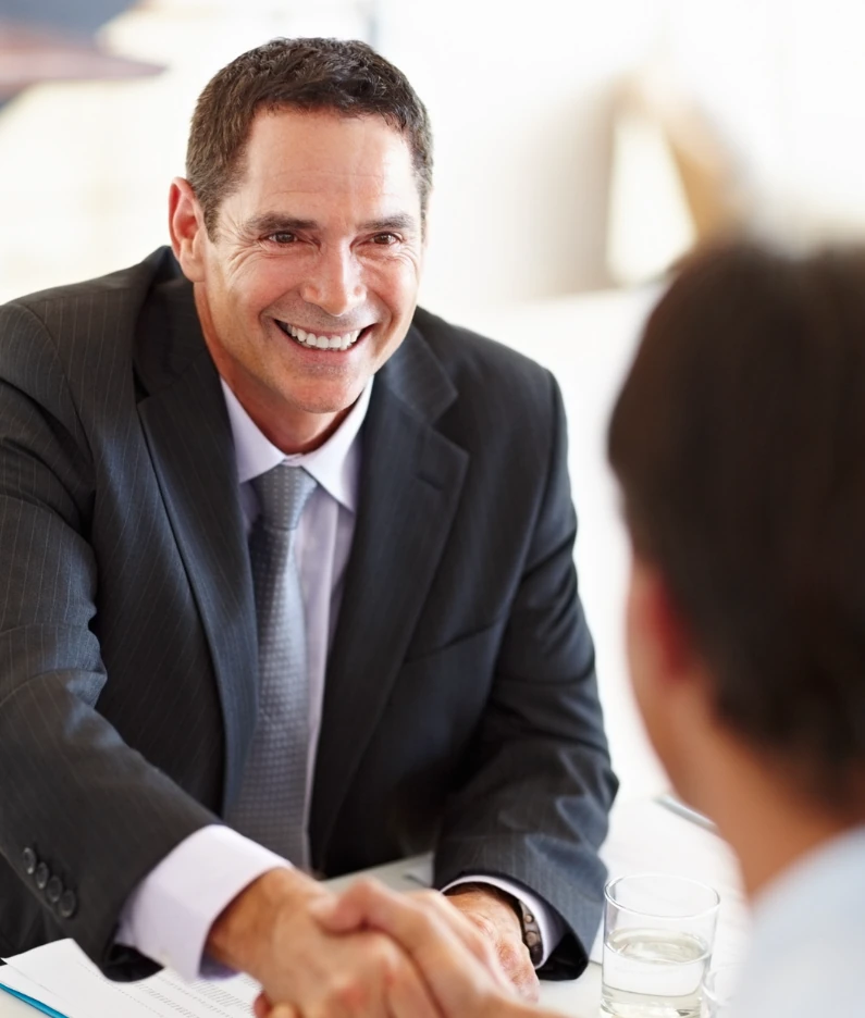 Hombre de negocios cerrando un trato